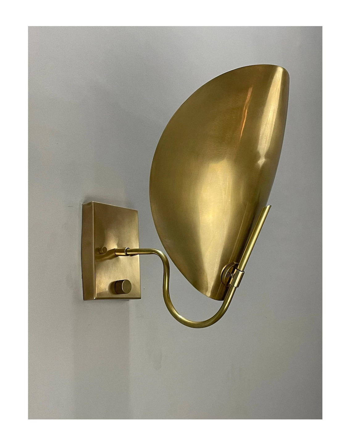 Mid-Century Raw Brass Wall Sconce – Curved Shade Bedside Lamp