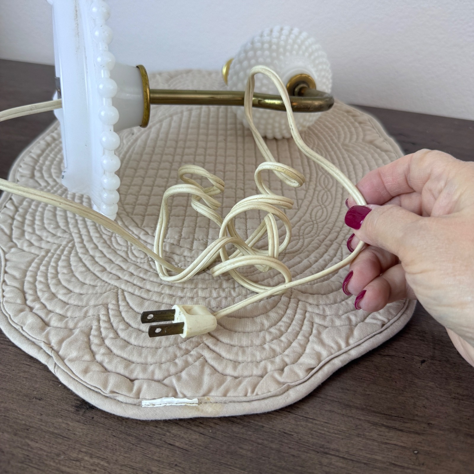 Vintage White Milk Glass Hobnail Mid-Century Electric Wall Light Sconce – TESTED
