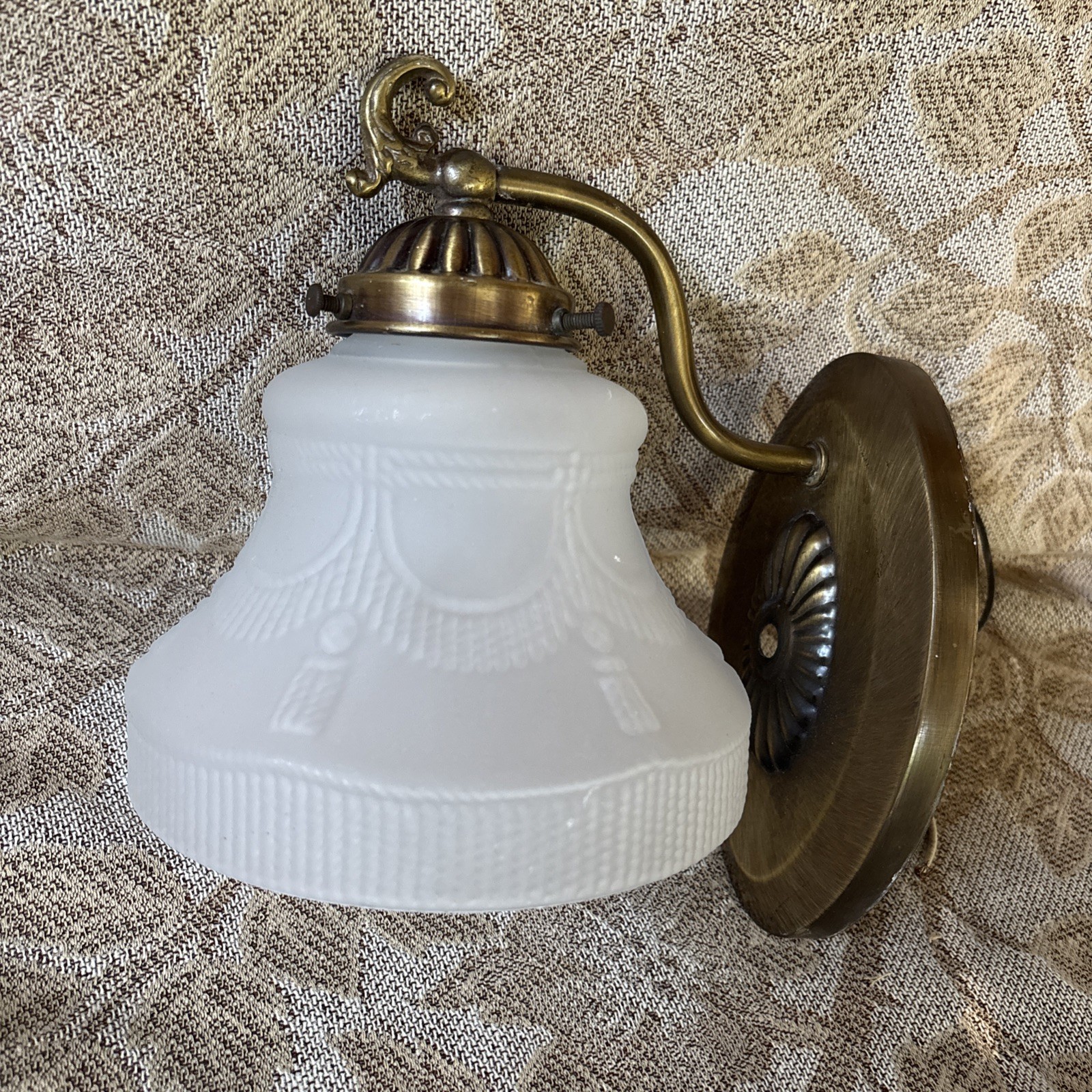 Vtg Lavery & Co Brass Wall Sconce Fixture 9” Drape Tassel Frosted Shade 5”