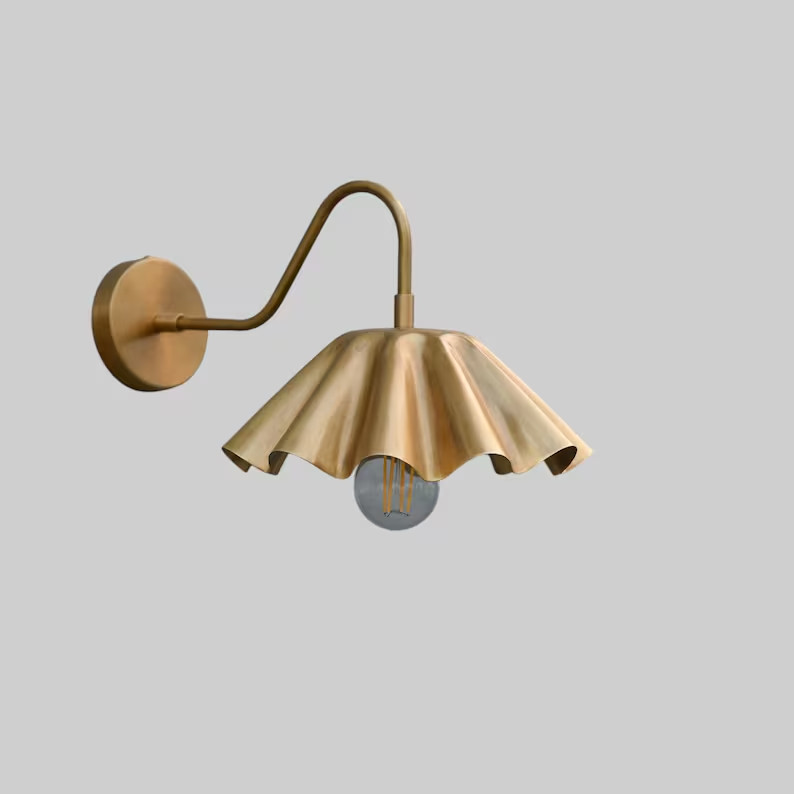 Elegant Flower-Shaped Brass Wall Lamp-Artistic Design with Warm Lighting E12/E14