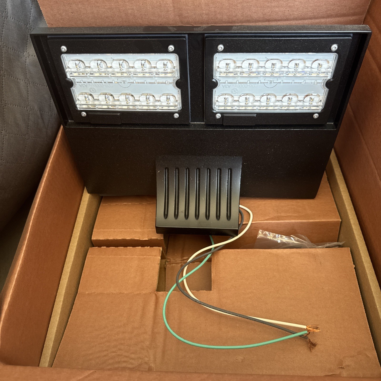 Lithonia DSXW1 LED 20C 530 40K T3M MVOLT BBW DDBXD 36W LED Wall Luminaire, 20LED