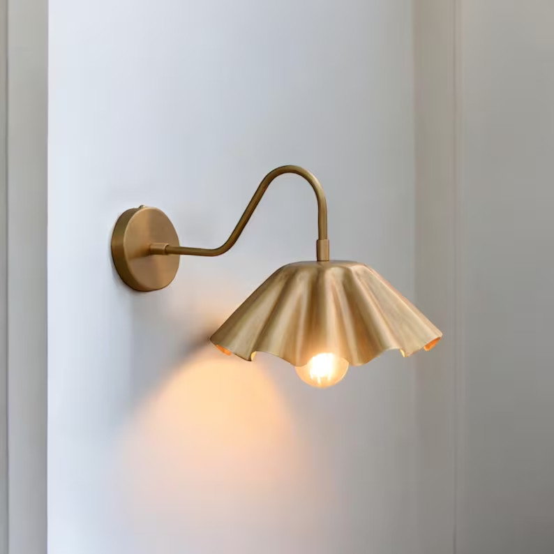 Elegant Flower-Shaped Brass Wall Lamp-Artistic Design with Warm Lighting E12/E14