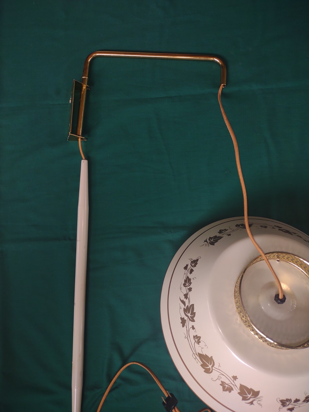 Vtg Toleware Cream Metal Hanging Plug In Wall Sconce/Reading Lamp/Swag-w/Bracket