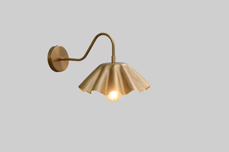 Elegant Flower-Shaped Brass Wall Lamp-Artistic Design with Warm Lighting E12/E14