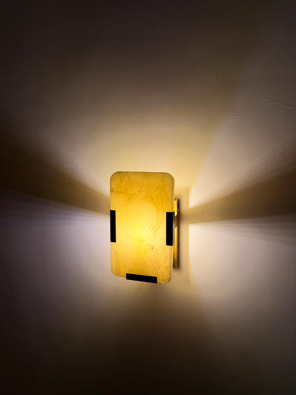 Natural Onyx Rectangular Wall Sconce – 10″ x 6″ – E12/E14 Compatible