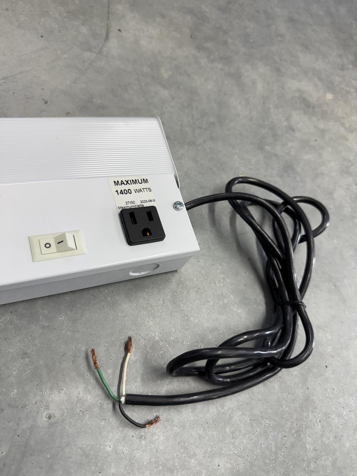 18 Inch White Under Cabinet Light Fixture w/ Outlet & Switch 120V 1400W