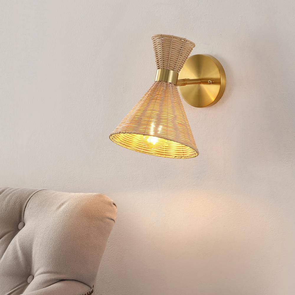 JONATHAN Y Zoey 10″ 1-Light Rattan Brass Wall Sconce Mid-Century Adjustable