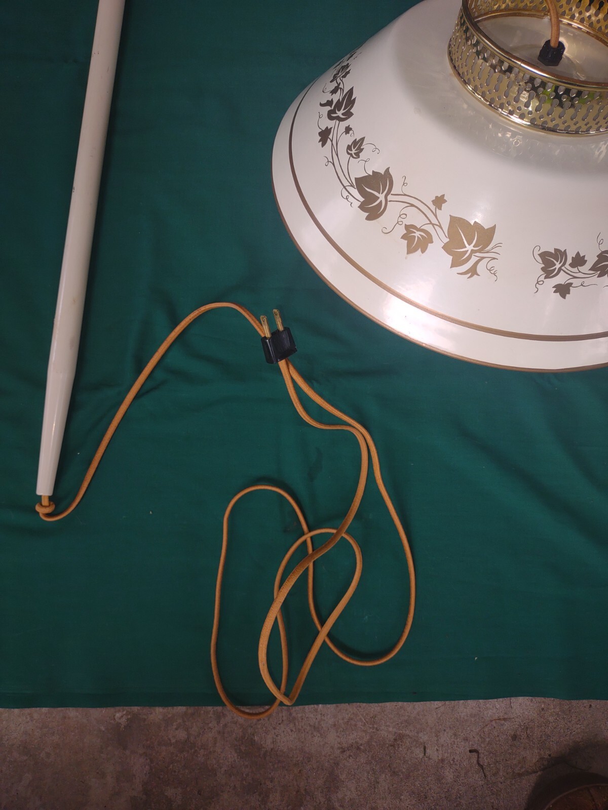 Vtg Toleware Cream Metal Hanging Plug In Wall Sconce/Reading Lamp/Swag-w/Bracket
