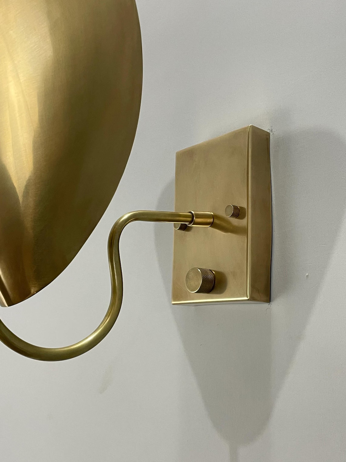 Mid-Century Raw Brass Wall Sconce – Curved Shade Bedside Lamp