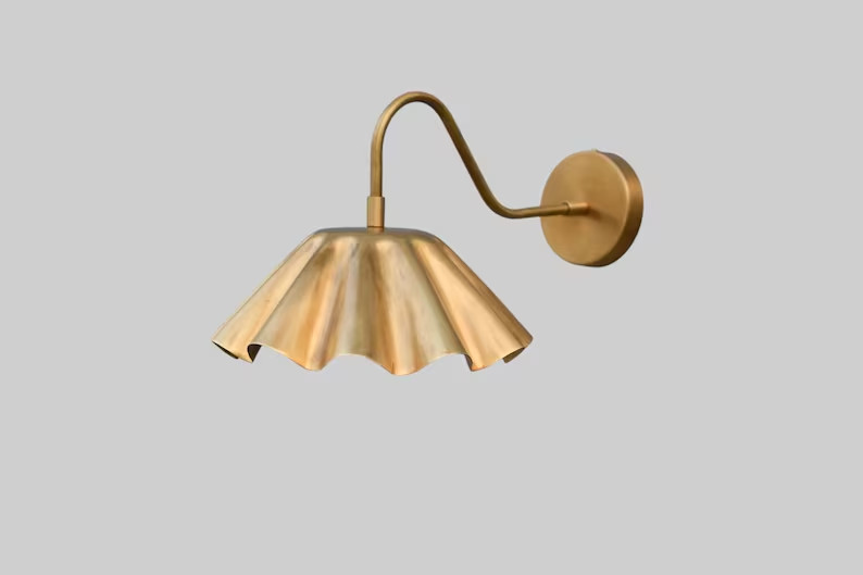 Elegant Flower-Shaped Brass Wall Lamp-Artistic Design with Warm Lighting E12/E14