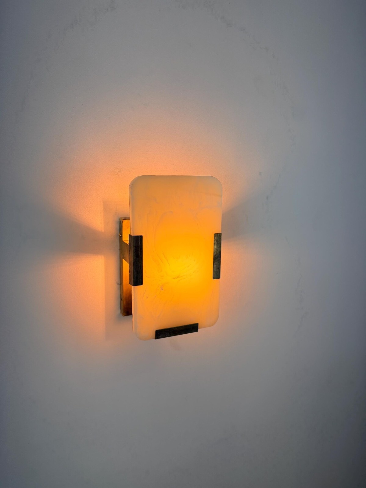 Natural Onyx Rectangular Wall Sconce – 10″ x 6″ – E12/E14 Compatible