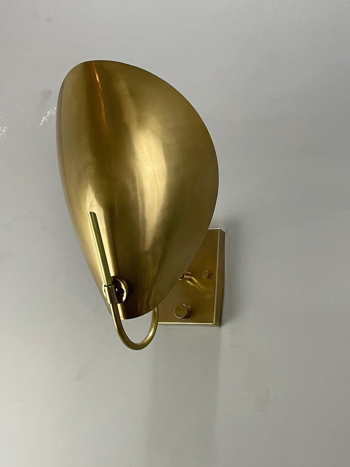 Mid-Century Raw Brass Wall Sconce – Curved Shade Bedside Lamp